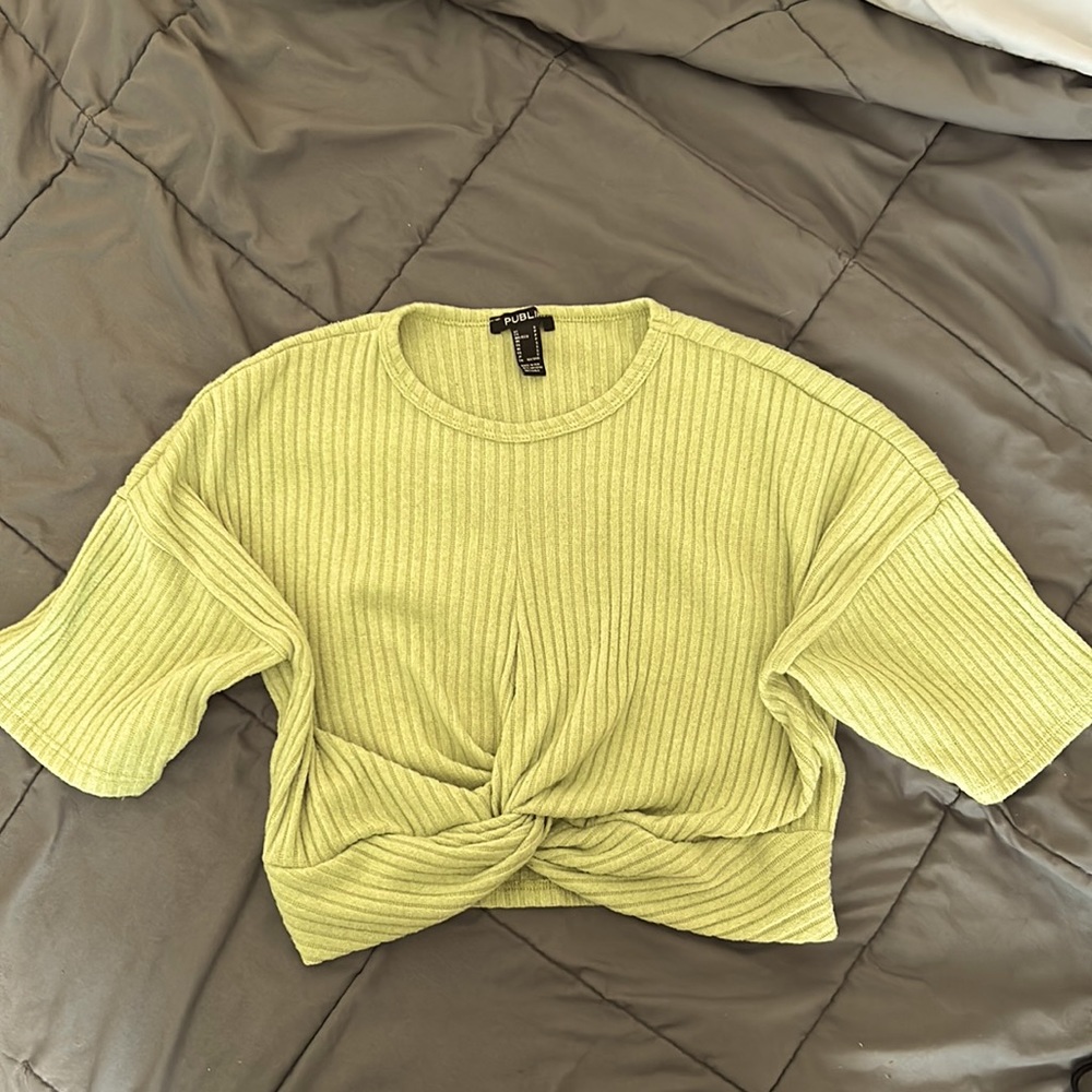 CROPPED LIGHT GREEN SHIRT